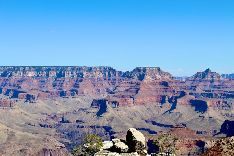 Mâini lucrând la restaurarea unui scaun