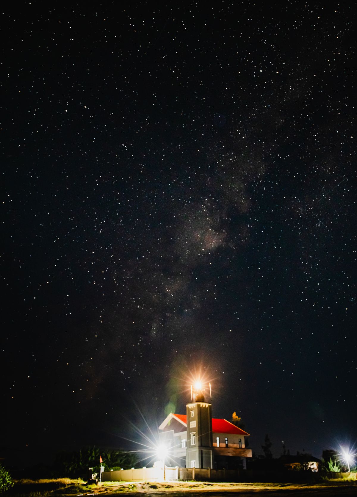 星空の下に立つ灯台