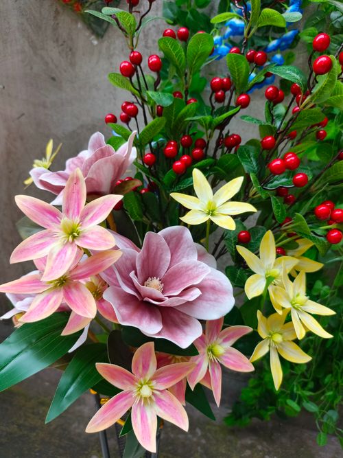 Free Colorful bouquet featuring lilies, magnolias, and red berries. Stock Photo