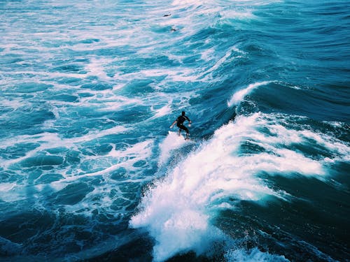 海の波でサーフィンする男