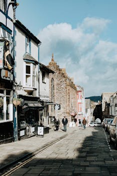 威尔士康威的历史街景中，古老的建筑与行人相映成趣