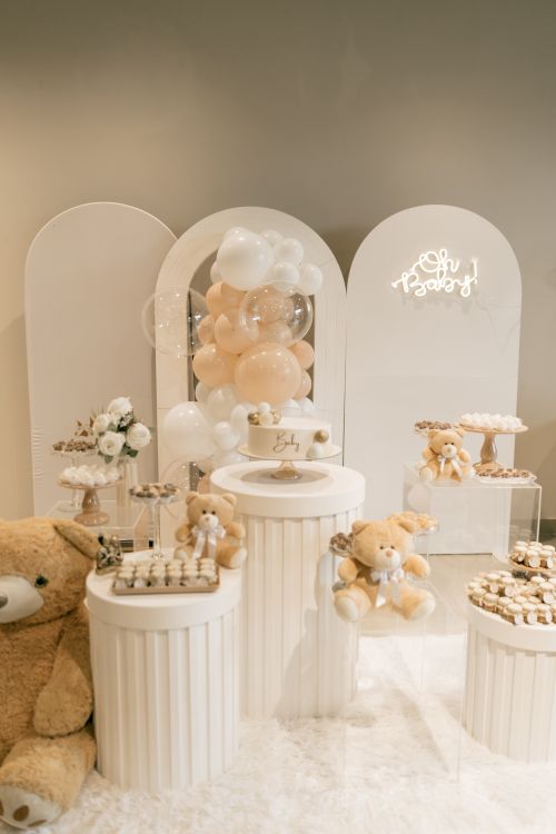Free Elegant baby shower setup featuring teddy bears, balloons, and sweet treats in a neutral palette. Stock Photo