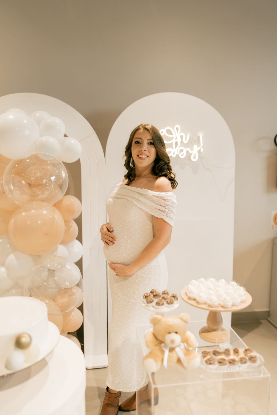 Future maman devant une décoration de baby shower élégante