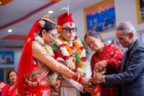 Free Colorful traditional wedding ceremony with family, indoors, capturing heartfelt moments. Stock Photo