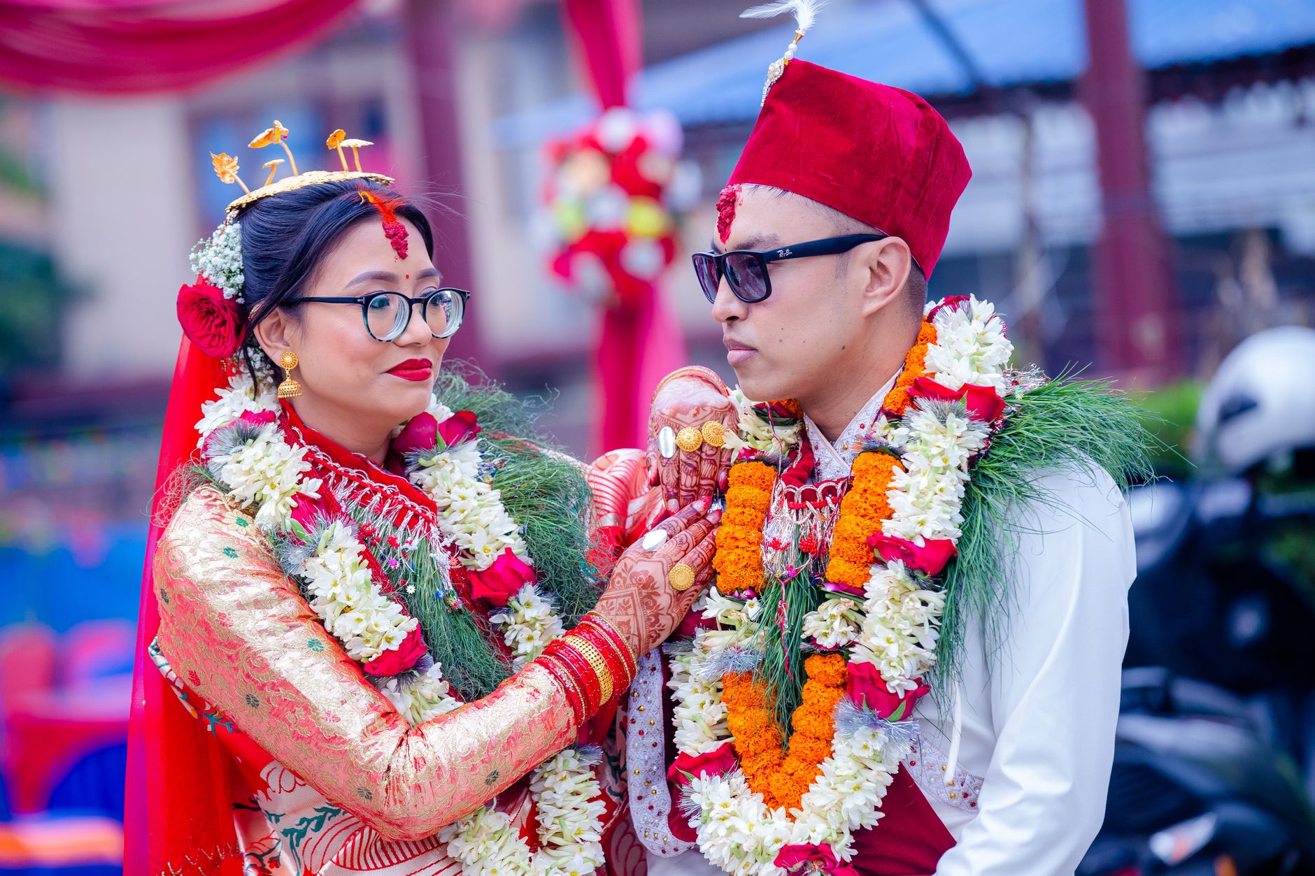 Standar Kualitas Layanan Paket Wedding Terbaik untuk Memastikan Kelancaran Acara Anda 4 Beautifully adorned couple in traditional Nepali wedding attire with floral garlands.