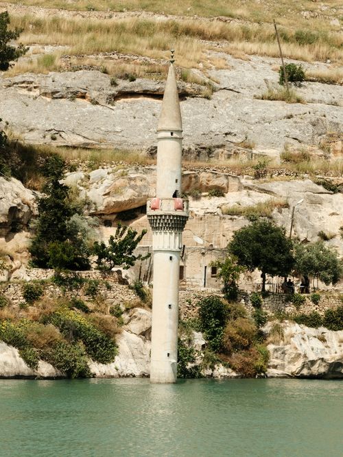 Free Scenic view of the iconic Halfeti submerged minaret in Şanlıurfa, Türkiye, surrounded by greenery and water. Stock Photo