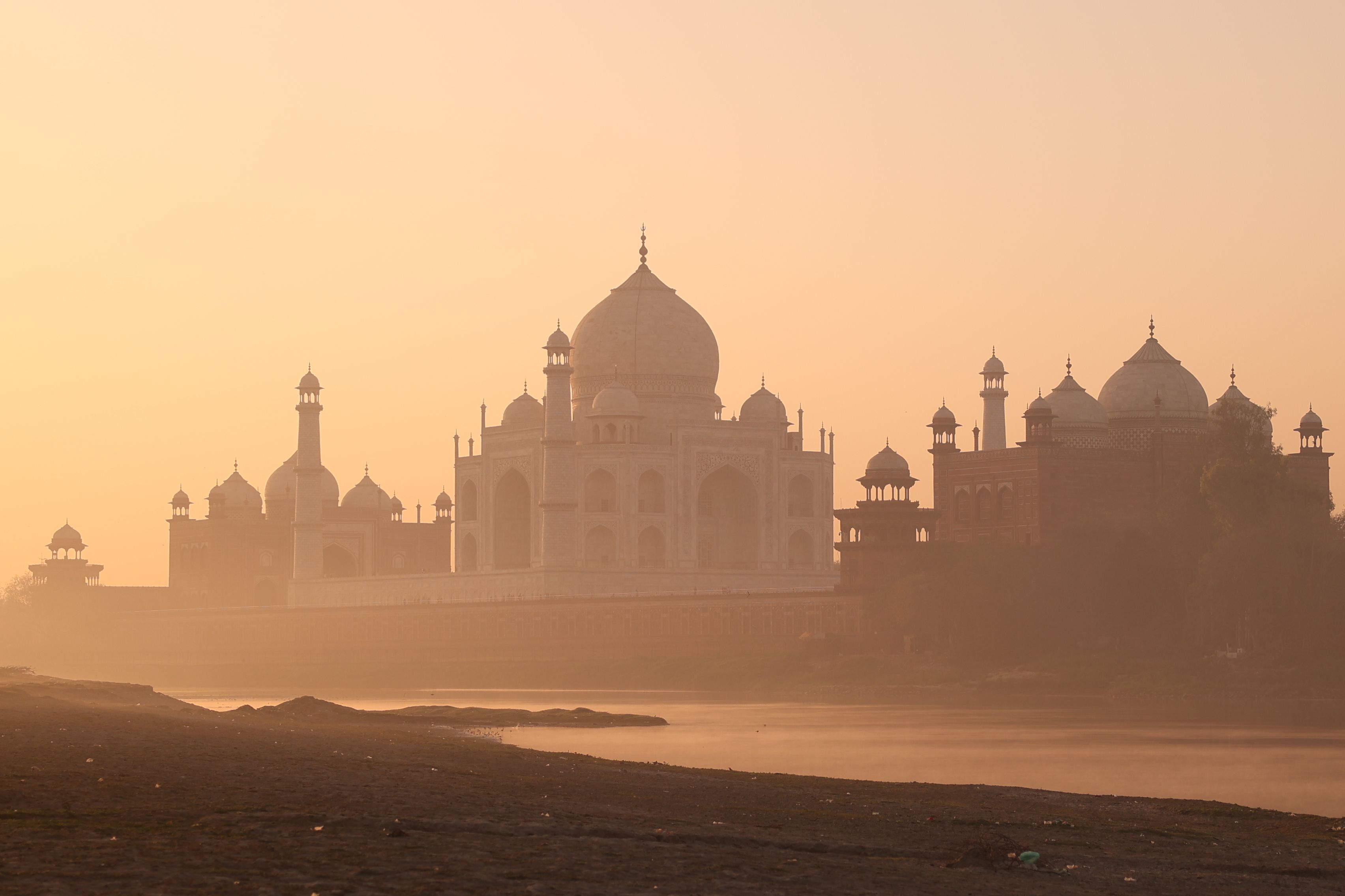 Early morning train departing a Delhi platform for Agra