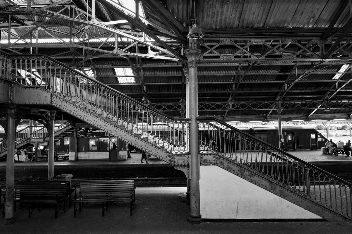 flat moves in Salfords — Flat Moves in Salfords — the working end of the job