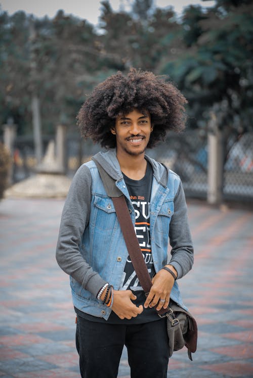 Pria Etnis Dengan Gaya Rambut Afro Berjalan Di Sepanjang Jalan