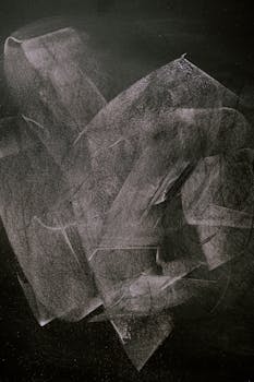 黑板上，抽象艺术以白色粉笔的污迹图案，捕捉了纹理与形式