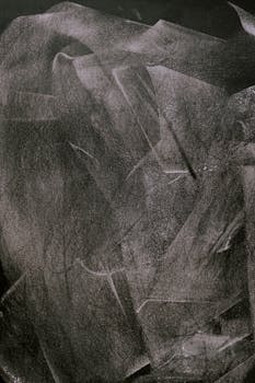 深色表面上抹去的粉笔痕迹抽象纹理，非常适合作为背景