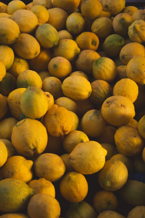 Free A vibrant display of fresh lemons at a street market in Alanya, Türkiye. Perfect for culinary and travel themes. Stock Photo