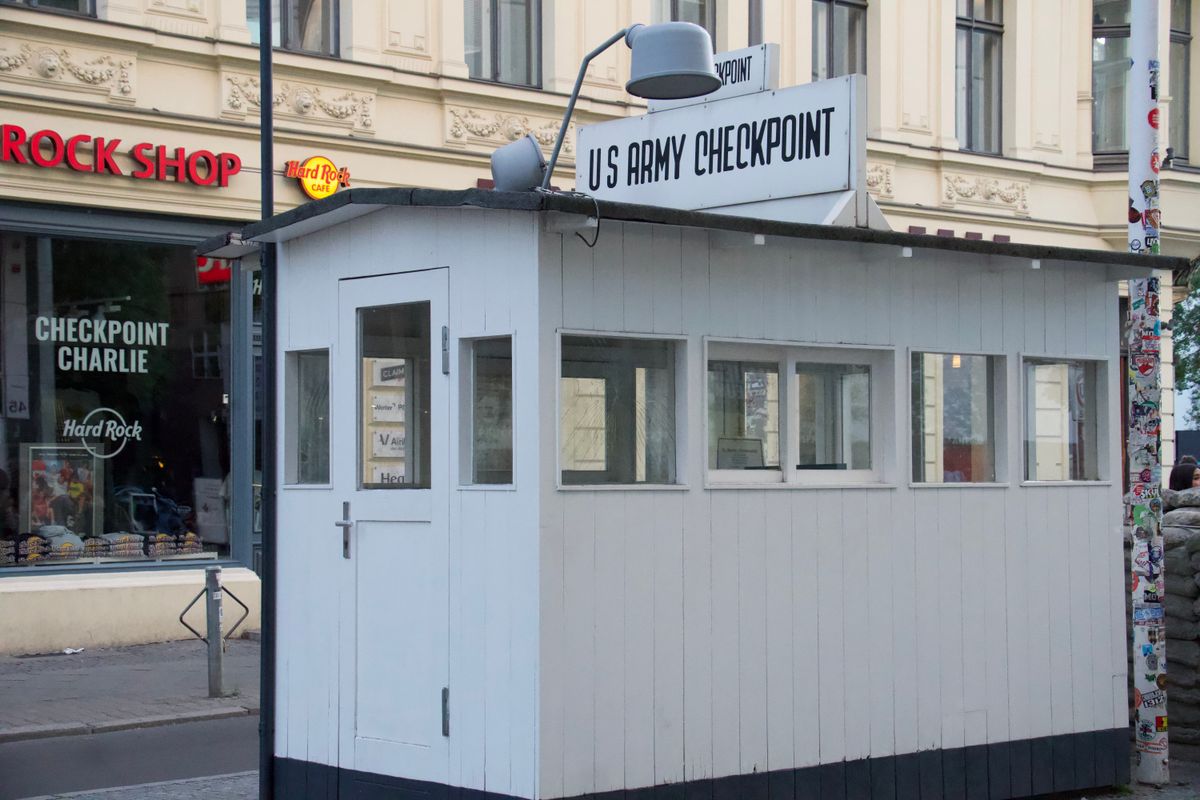 Ghereta reconstituită de la Checkpoint Charlie, fostul punct de trecere aliat din Berlin