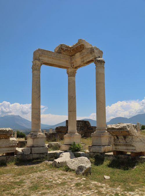 Free Explore the ancient ruins of Roman columns at Aphrodisias under a clear blue sky in Denizli, Türkiye. Stock Photo