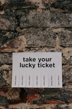 复古墙的特写上，贴着“拿走你的幸运票”的纸质标牌，传递着异想天开的信息