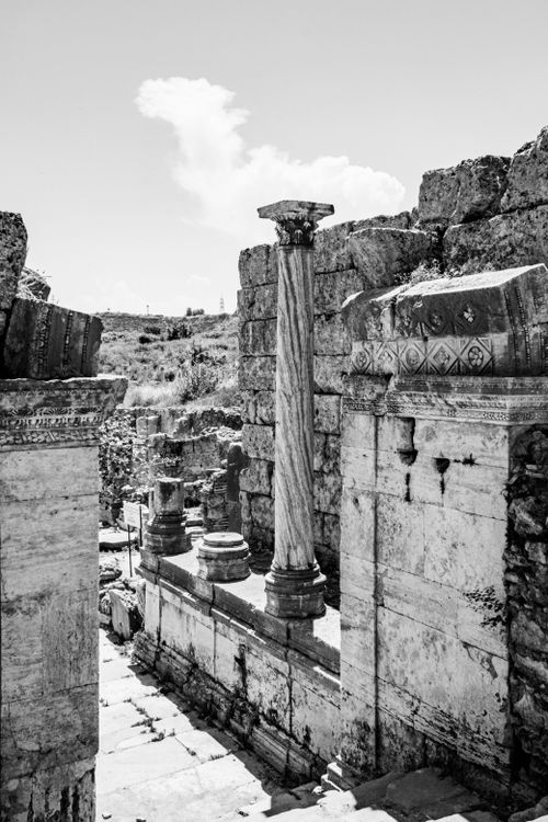 Free Black and white photo of ancient ruins with Corinthian columns in sunlight. Stock Photo