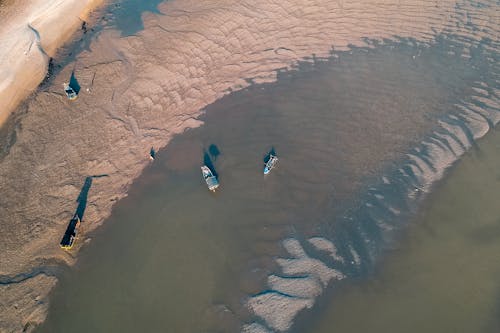 Barcos En La Orilla Arenosa Del Mar En Un Día Soleado