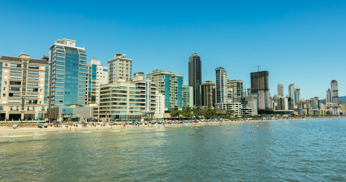 Vista deslumbrante do horizonte da orla de Itapema, com edifícios modernos contra um céu azul límpido.