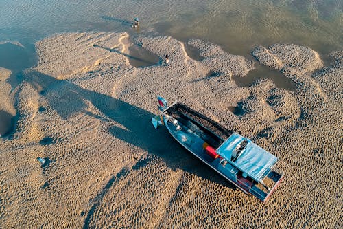 在海水附近的沙质海岸上划船