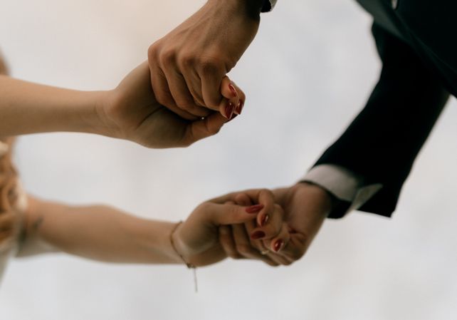 Online dating: starting a conversation on a niche platform