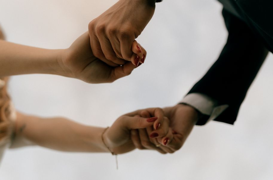 Online dating: starting a conversation on a niche platform