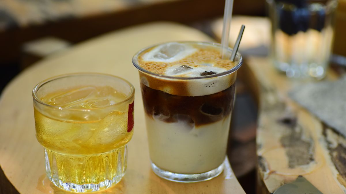 木のテーブルに並ぶアイスティーとアイスコーヒー