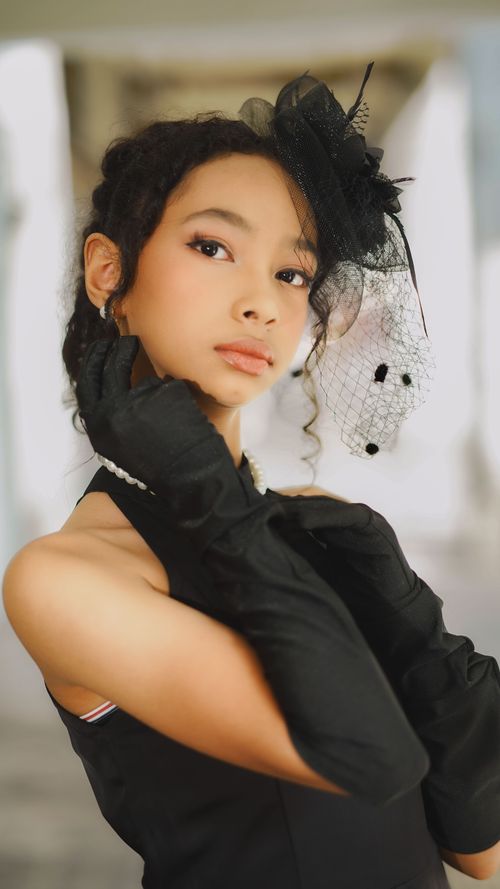 Free Chic portrait of a young woman wearing a black hat and gloves in Bandung, Indonesia. Stock Photo