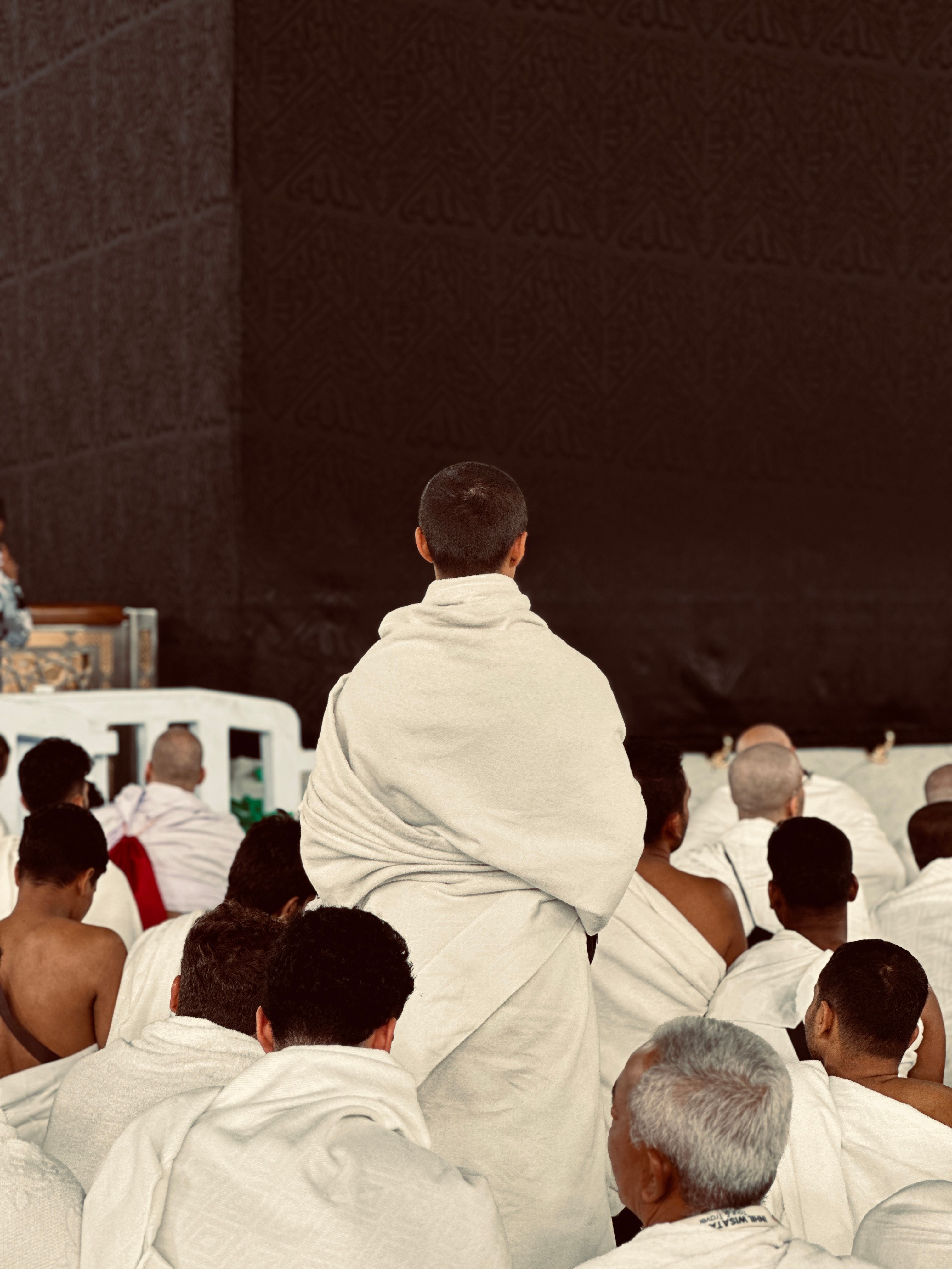 Pilgrims in White Robes at the Kaaba in Mecca · Free Stock Photo