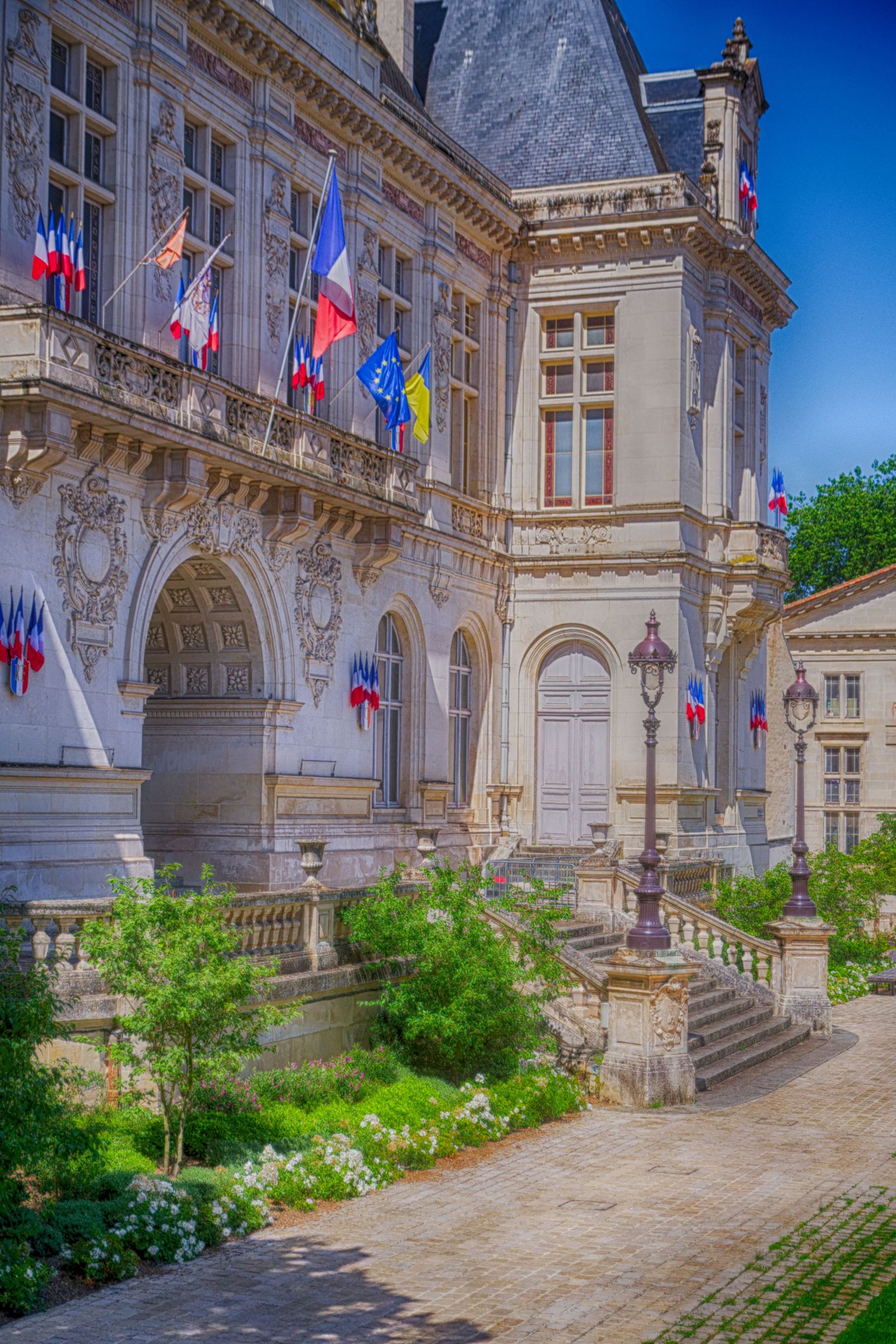 Superbe façade de l'hôtel de ville de Niort, drapeaux et architecture classique