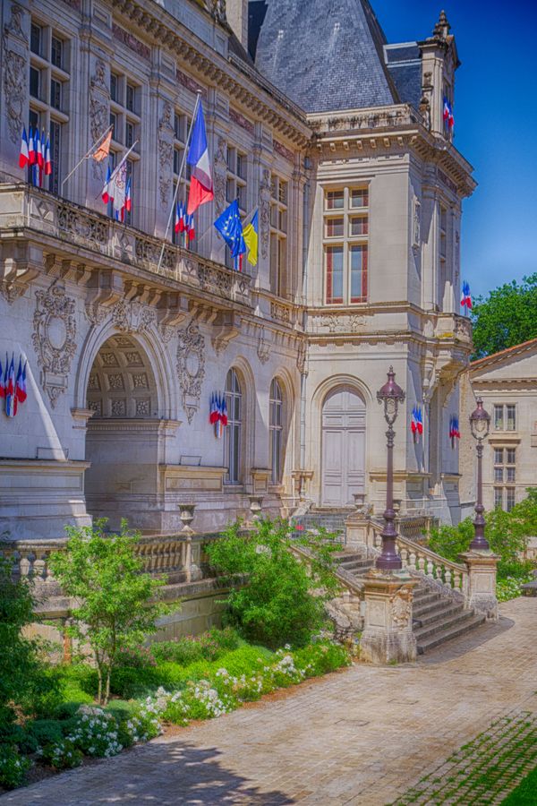 Superbe façade de l'hôtel de ville de Niort, drapeaux et architecture classique