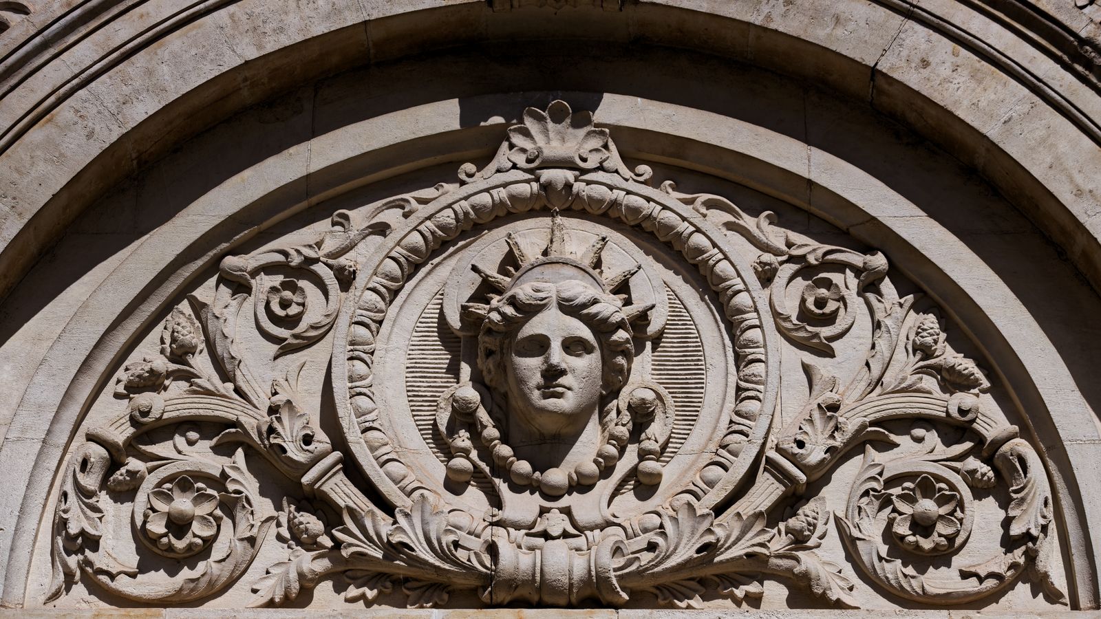Bas-relief sculpté de la Belle Époque à Niort