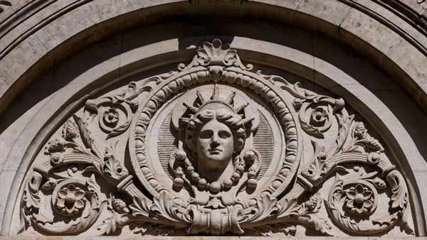 Bas-relief sculpté de la Belle Époque à Niort