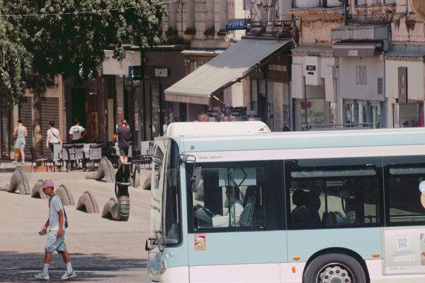 Un bus passe devant des sculptures de street art dans le centre de Niort