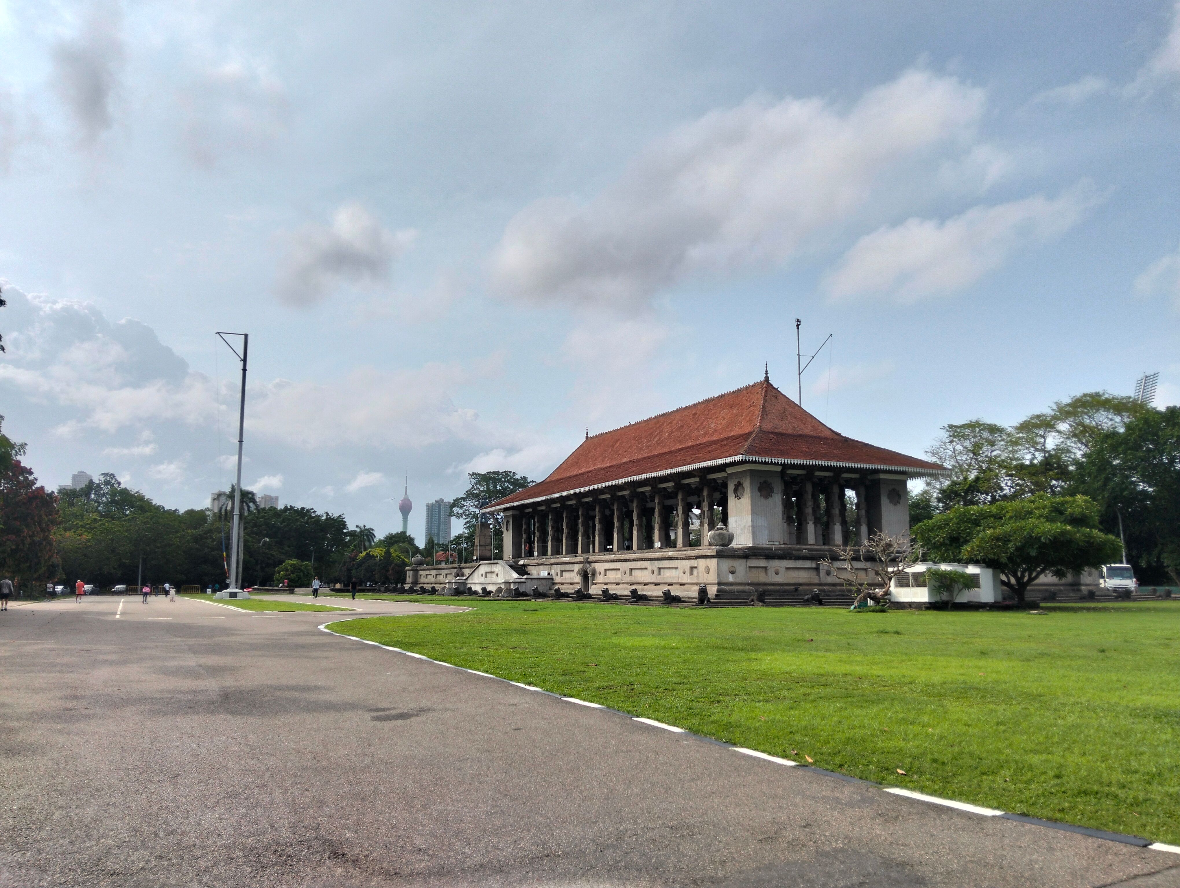 Colombo to Kandy: train, bus or driver compared