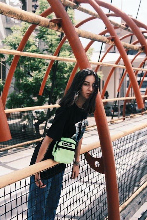 Mujer, En, Camisa Negra, Posición, En, Puente