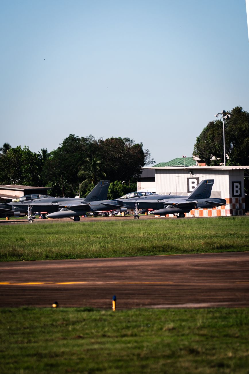 Rij van militaire jets op de startbaan van de luchthaven Alor Setar onder een heldere blauwe lucht.