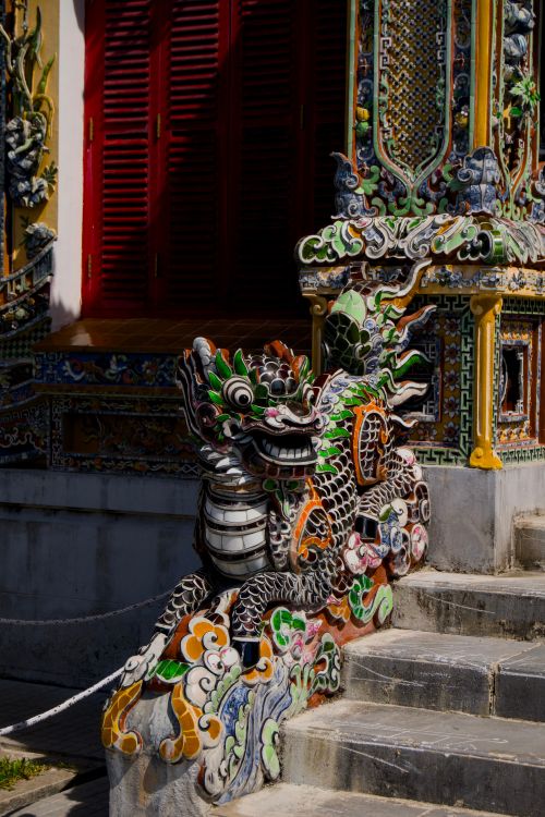 Free Colorful ceramic dragon sculpture outside an ornate temple entrance, showcasing intricate traditional design. Stock Photo