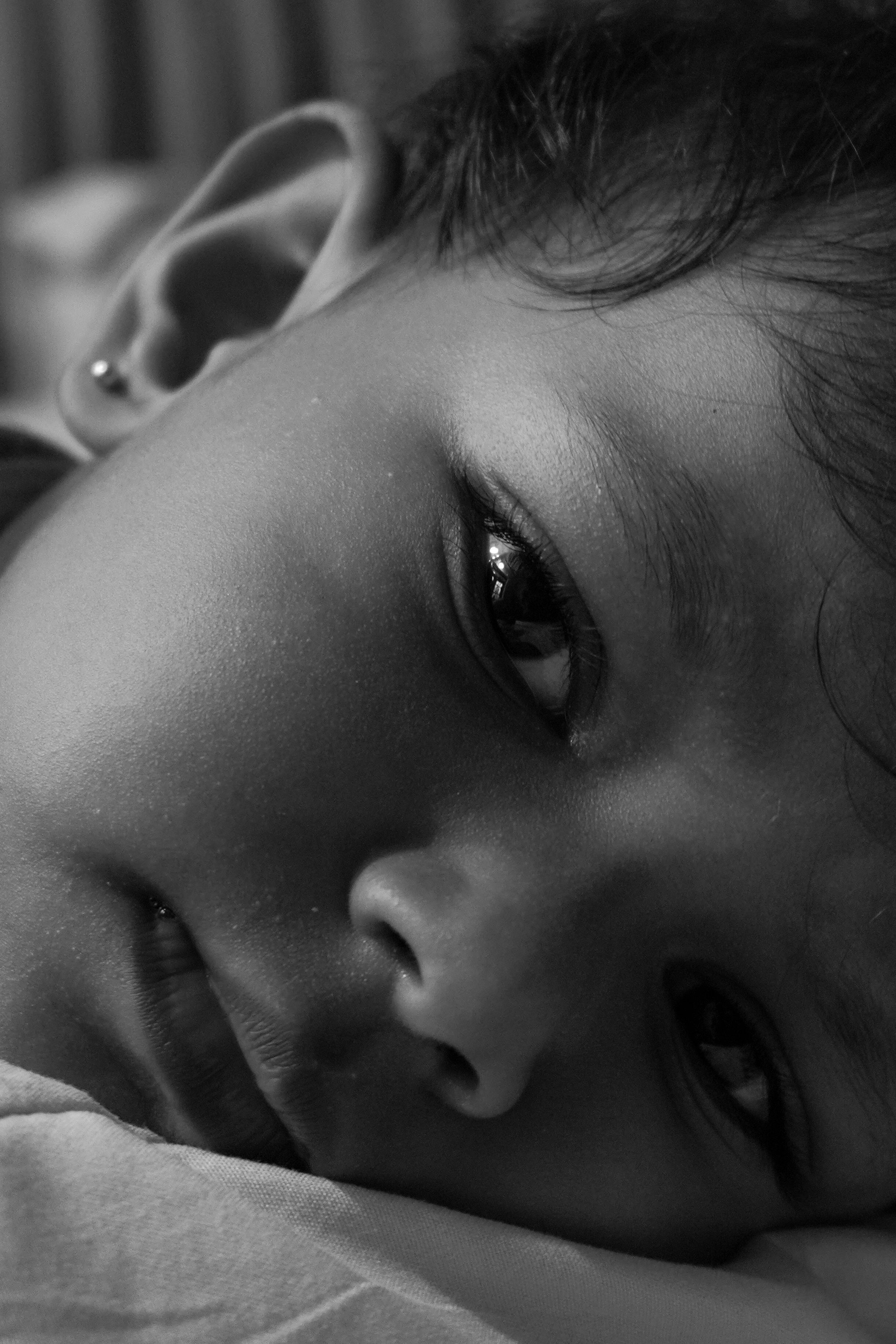 Retrato En Blanco Y Negro De Un Niño Reflexivo · Foto de stock gratuita