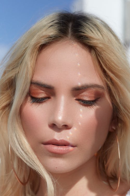 Foto De Close Up De Mulher Com Cabelo Loiro E Batom Rosa