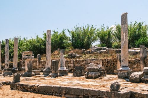 Free Ancient ruins featuring marble columns on a sunny day, showcasing historical architecture and Greek influence. Stock Photo