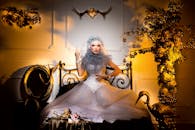 身着白色连衣裙、装饰神秘的优雅女子，散发出一种诡异的艺术气息