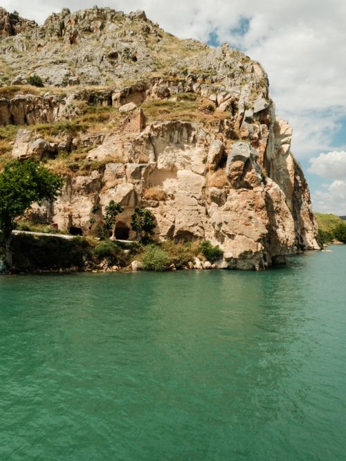 Free Breathtaking view of majestic cliffs reflecting over a turquoise river in Gaziantep, Turkey. Stock Photo