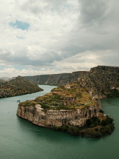 Free A stunning aerial view of a canyon island in Gaziantep, Türkiye, embracing natural beauty. Stock Photo