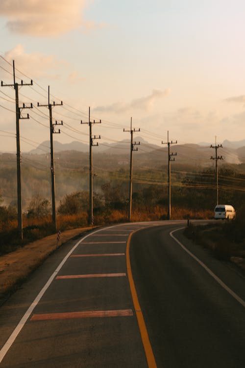 Furgoneta Blanca En La Carretera