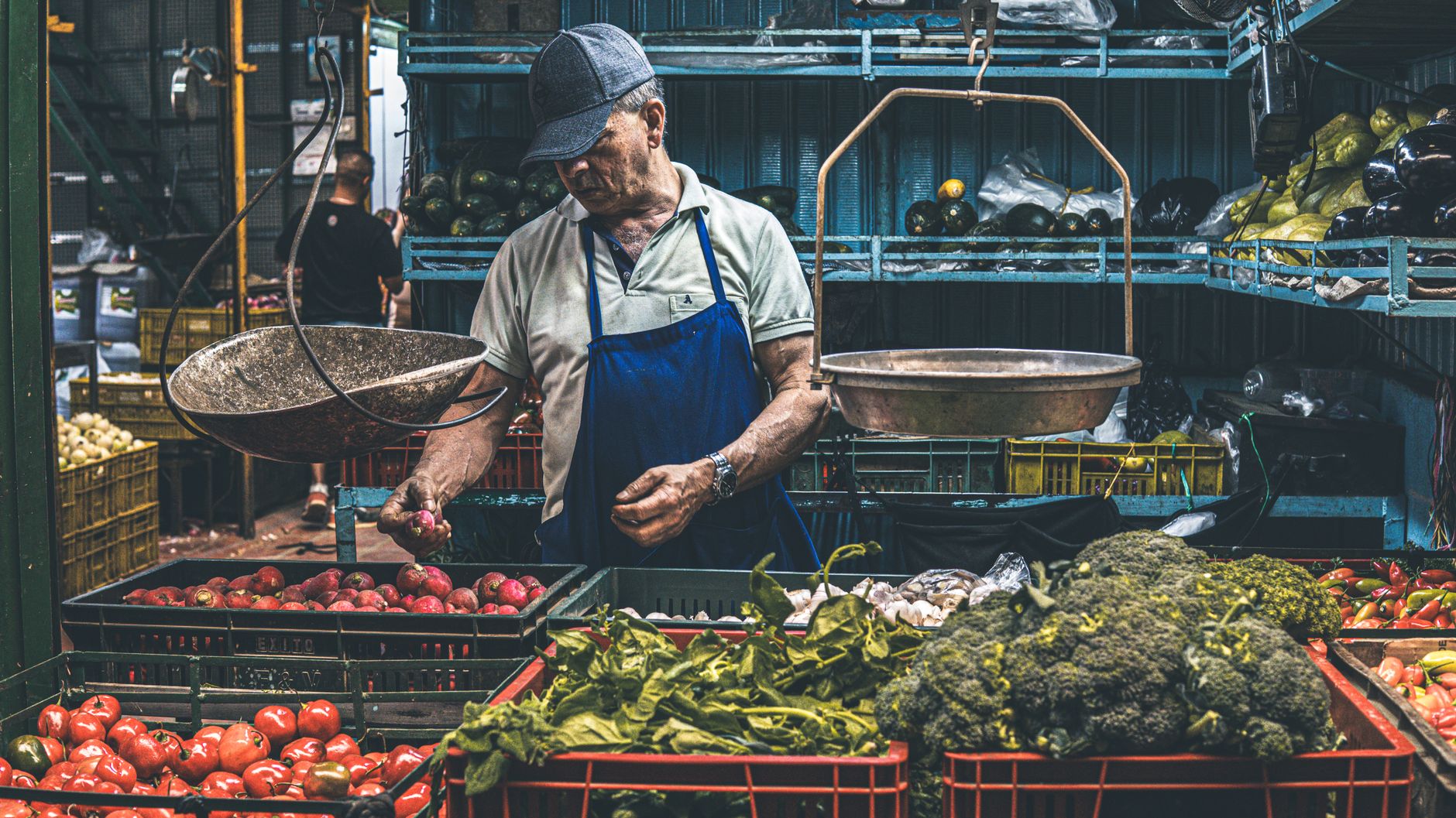 Photographing Strangers: 5 Etiquette Tips for Candid Travel Portraits