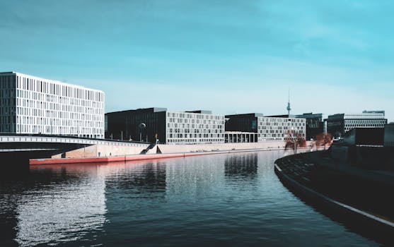 柏林的河边，当代建筑矗立在晴朗的天空下