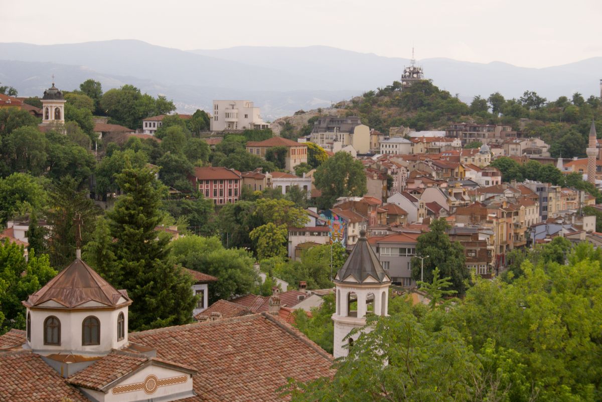 Acoperișurile orașului vechi din Plovdiv, cu dealul Nebet Tepe în fundal