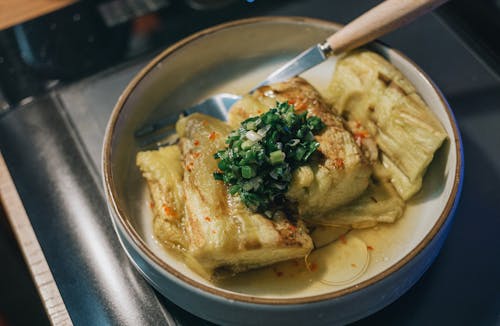 세라믹 그릇에 맛있는 구운 야채