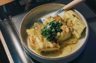 将美味的绿色蔬菜烤好后，搭配葱放入陶瓷碗中