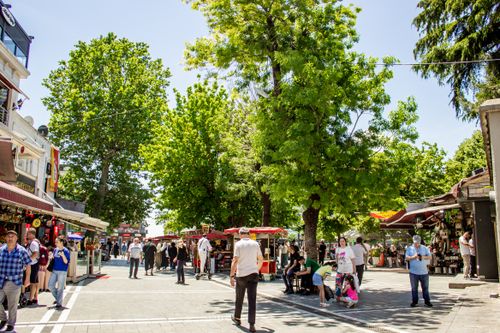 Free Vibrant street scene in Istanbul showcasing local life and market atmosphere under sunny skies. Stock Photo